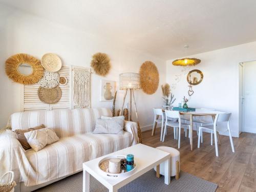 un salon avec un canapé et une table dans l'établissement Studio Port de La Gavine-31 by Interhome, à Hyères