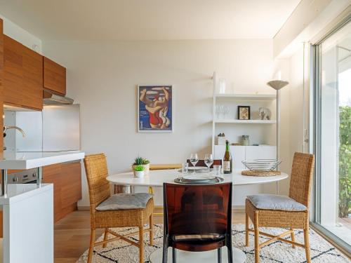 une cuisine avec une table avec des verres à vin dessus dans l'établissement Studio Le Parc de La Ronceray 6 by Interhome, à Dinard