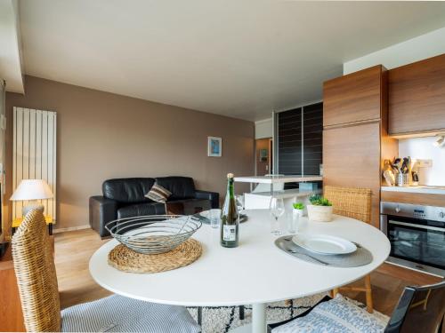 un salon avec une table blanche et un canapé dans l'établissement Studio Le Parc de La Ronceray 6 by Interhome, à Dinard