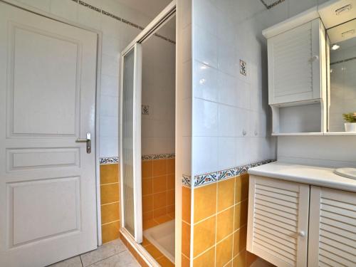 Bilik mandi di Holiday Home beaurepaire by Interhome