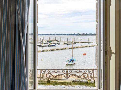 una finestra con vista su un porto di Holiday Home Maison du Port by Interhome a Locmariaquer