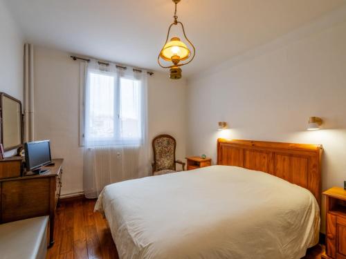 une chambre avec un lit et un bureau avec un ordinateur dans l'établissement Apartment Les Platanes by Interhome, à Narbonne