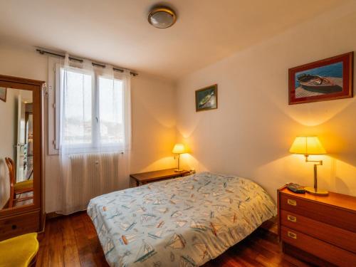 - une chambre avec un lit, deux lampes et une commode dans l'établissement Apartment Les Platanes by Interhome, à Narbonne