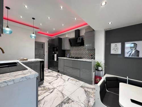 Virtuvė arba virtuvėlė apgyvendinimo įstaigoje Tranquil Oasis in Gravesend - Private Rooms
