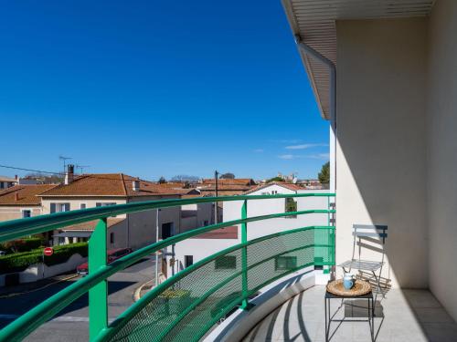 d'un balcon avec des chaises et une vue sur la rue. dans l'établissement Apartment Les Capucines by Interhome, à Narbonne