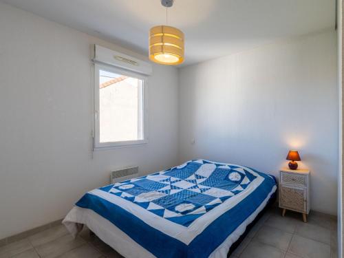 une petite chambre avec un lit et une fenêtre dans l'établissement Apartment Les Capucines by Interhome, à Narbonne