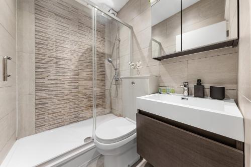 uma casa de banho com um WC, um lavatório e um chuveiro em Boho 1-BR Peakham Rye Lane em Londres