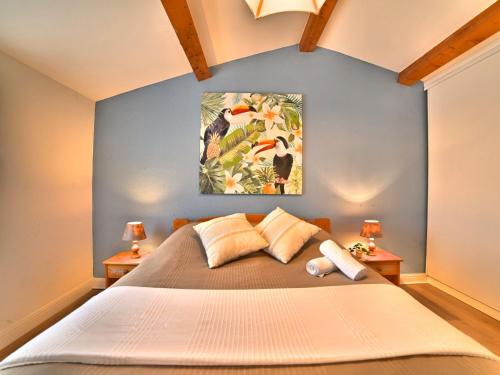 une chambre avec un lit et un tableau au mur dans l'établissement Holiday Home Les coutures by Interhome, à Saint-Pierre-dʼOléron