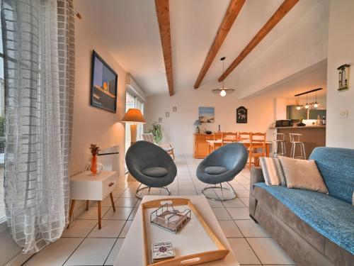 Χώρος καθιστικού στο Holiday Home Les coutures by Interhome