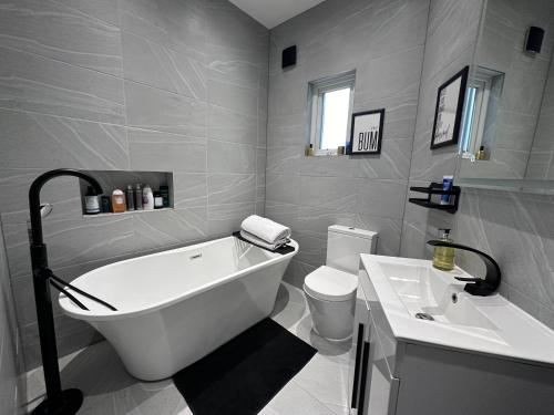 ห้องน้ำของ Tranquil Oasis in Gravesend - Private Rooms