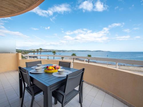 - une table avec un bol de fruits sur un balcon donnant sur la plage dans l'établissement Apartment Le Palazzo del Mar-13 by Interhome, à Cavalaire-sur-Mer