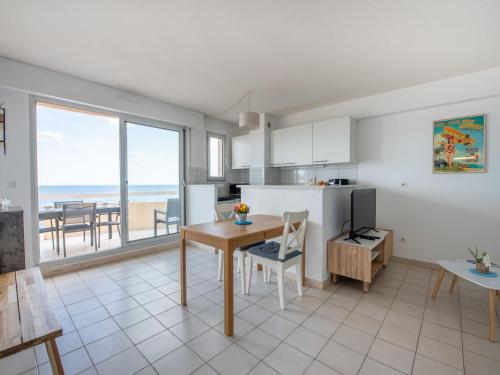 - une cuisine et une salle à manger avec vue sur l'océan dans l'établissement Apartment Le Palazzo del Mar-13 by Interhome, à Cavalaire-sur-Mer