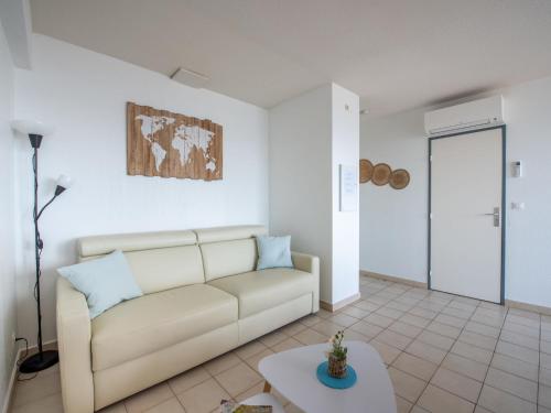 un salon avec un canapé et une table dans l'établissement Apartment Le Palazzo del Mar-13 by Interhome, à Cavalaire-sur-Mer