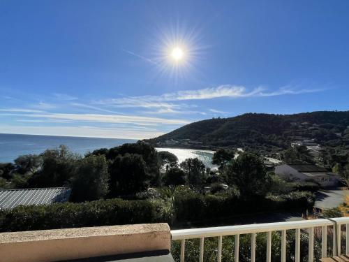 une vue sur l'océan depuis un balcon dans l'établissement Apartment Le Télémaque 3 pièces mezzanine by Interhome, à Conca