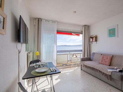 un salon avec un canapé et une vue sur l'océan dans l'établissement Studio Le Grand Large-5 by Interhome, à Sainte-Maxime