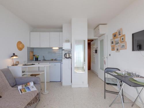 une cuisine et un salon avec un canapé et une table dans l'établissement Studio Le Grand Large-5 by Interhome, à Sainte-Maxime