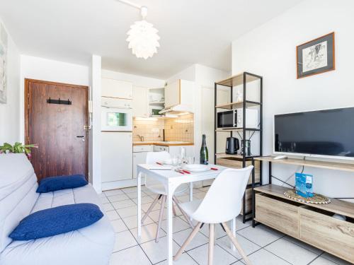 - un salon avec un canapé et une table blancs dans l'établissement Apartment Les Sternes by Interhome, à Royan