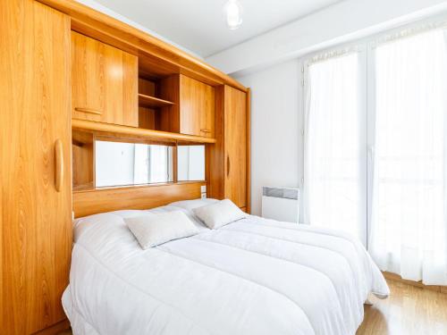 - 2 lits dans une chambre dotée de murs en bois dans l'établissement Apartment Les Sternes by Interhome, à Royan
