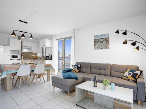 un soggiorno con divano e tavolo di Apartment Central Park by Interhome a Canet-en-Roussillon