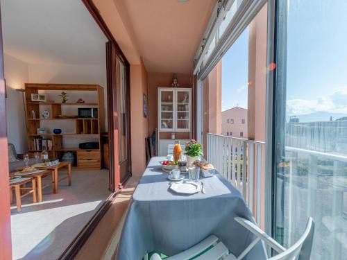 une table avec un chiffon bleu sur un balcon dans l'établissement Apartment Les Portes de la Mer-2 by Interhome, à Saint-Cyprien