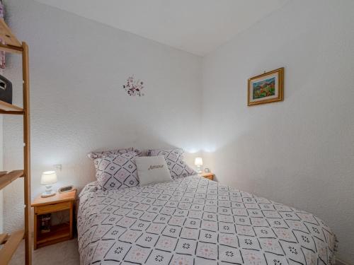 une chambre avec un lit et deux tables de nuit dans l'établissement Apartment Les Portes de la Mer-2 by Interhome, à Saint-Cyprien