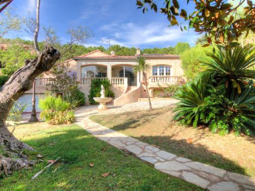 une grande maison avec un jardin devant dans l'établissement Villa Cap Roux by Interhome, à Agay