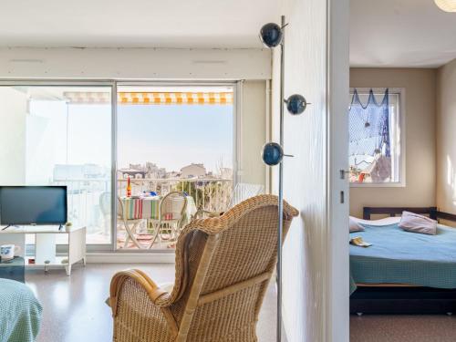 une chambre avec un lit et une vue sur un balcon dans l'établissement Apartment Impératrice-2 by Interhome, à Biarritz