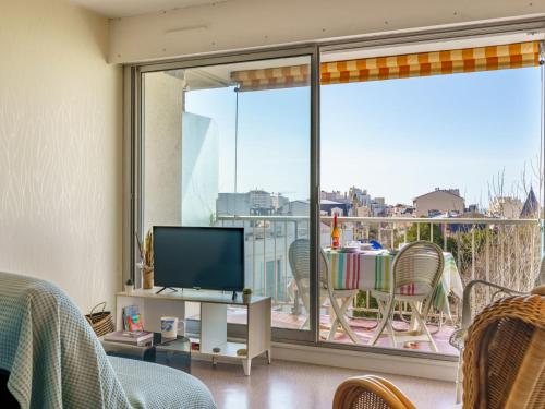 Il comprend un salon doté d'une télévision et d'un balcon. dans l'établissement Apartment Impératrice-2 by Interhome, à Biarritz