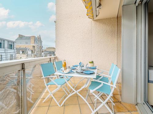 une table et des chaises sur le balcon d'un bâtiment dans l'établissement Apartment Ker Enclos 3 by Interhome, à Dinard
