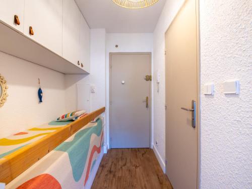 une chambre avec un lit et un escalier dans l'établissement Apartment Sémaphore-5 by Interhome, à Cavalaire-sur-Mer