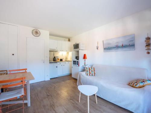 Il dispose d'une cuisine et d'un salon avec un canapé et une table. dans l'établissement Apartment Sémaphore-5 by Interhome, à Cavalaire-sur-Mer