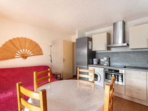 une cuisine et une salle à manger avec une table et des chaises dans l'établissement Apartment Le Plein Soleil by Interhome, à Rayol-Canadel-sur-Mer