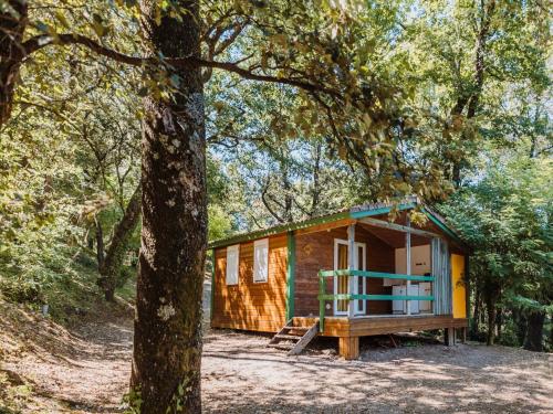 une cabane dans les bois avec un arbre dans l'établissement Holiday Home La Clémentine Chalet Confort 4-5 pers by Interhome, à Cendras