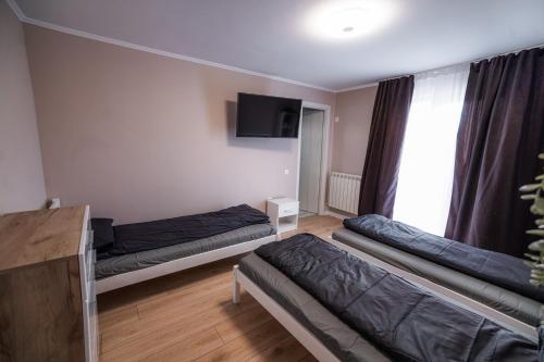 Habitación con 2 camas y TV de pantalla plana. en 108 VILLA en Sînmartin