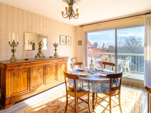 comedor con mesa y balcón en Apartment Arguin II-10 by Interhome, en Arcachon
