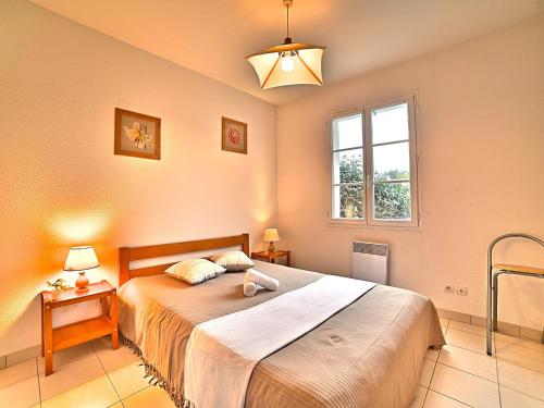 une chambre avec un grand lit et une fenêtre dans l'établissement Holiday Home Domino by Interhome, à Saint-Georges-dʼOléron