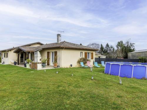 una casa con piscina en el patio en Holiday Home Océane by Interhome, en Saint-Martin-de-Seignanx