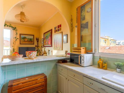 une cuisine avec un comptoir avec un micro-ondes dessus dans l'établissement Apartment L'Île de Beauté by Interhome, à Nice
