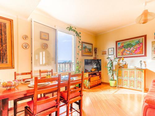 une salle à manger avec une table et une télévision dans l'établissement Apartment L'Île de Beauté by Interhome, à Nice