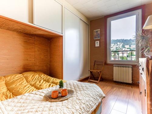 une chambre avec un lit et une grande fenêtre dans l'établissement Apartment L'Île de Beauté by Interhome, à Nice