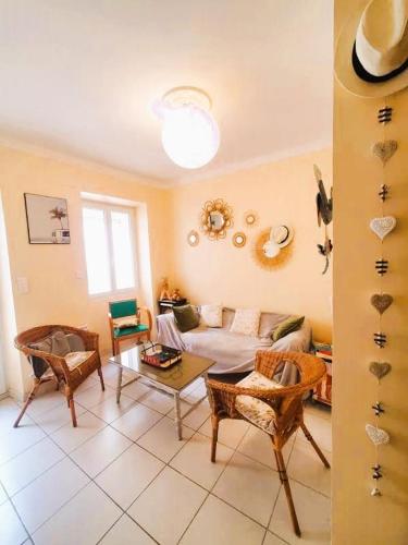 un salon avec un canapé et une table dans l'établissement La Sigeannaise - Maison familiale près des commerces et des plages, à Sigean