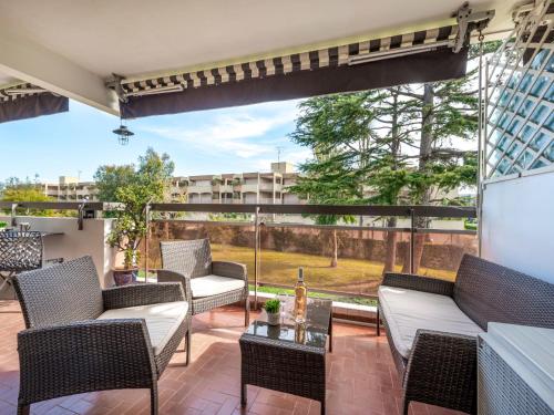 Elle comprend une terrasse dotée d'un mobilier en osier et d'une grande fenêtre. dans l'établissement Apartment Les cyclades by Interhome, à Antibes