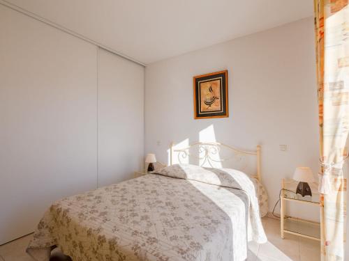 - une chambre blanche avec un lit et une couverture dans l'établissement Holiday Home Maxime Park-12 by Interhome, à Sainte-Maxime