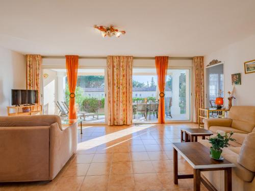 un salon avec un canapé et une table dans l'établissement Holiday Home Maxime Park-12 by Interhome, à Sainte-Maxime