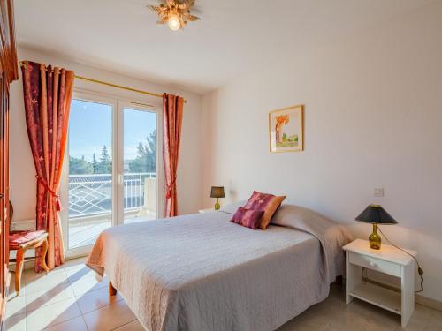 une chambre avec un lit et un balcon dans l'établissement Holiday Home Maxime Park-12 by Interhome, à Sainte-Maxime