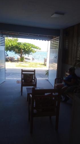uma sala de estar com vista para o oceano em Pousada belo sol em São Pedro da Aldeia