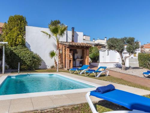 Πισίνα στο ή κοντά στο Holiday Home Cataluña by Interhome