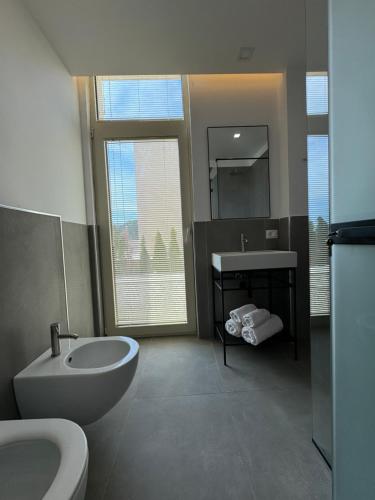 a bathroom with a tub and a sink and a toilet at Green Condo Hotel Palase in Palasë