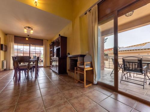 uma sala de estar com uma grande janela e uma mesa e cadeiras em Holiday Home Jose Ramon by Interhome em Vespellá
