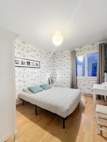 une chambre avec un lit dans une pièce dans l'établissement Mémorial, à Caen